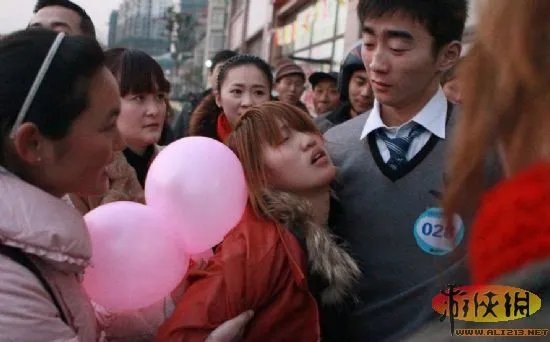 “接吻”马拉松?合肥上演接吻大赛多人晕倒