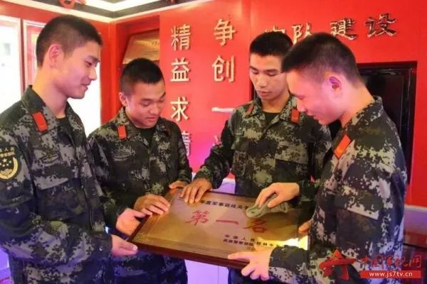 当兵后悔两年,不当兵后悔一辈子。 是什么意思??