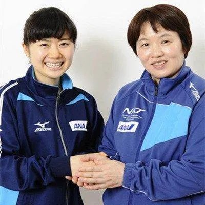 日本乒乓球拍女教练叫什么名字？是否中国人？