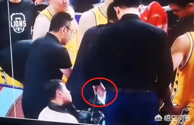 浙江广厦男篮助教王博摊上事了,在CBA比赛现场阻碍记者拍摄,损坏拍摄仪器,如何评价?