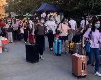 粗暴发工作证后,离职员工被同行派车秒接收,如何评价这骚操作?