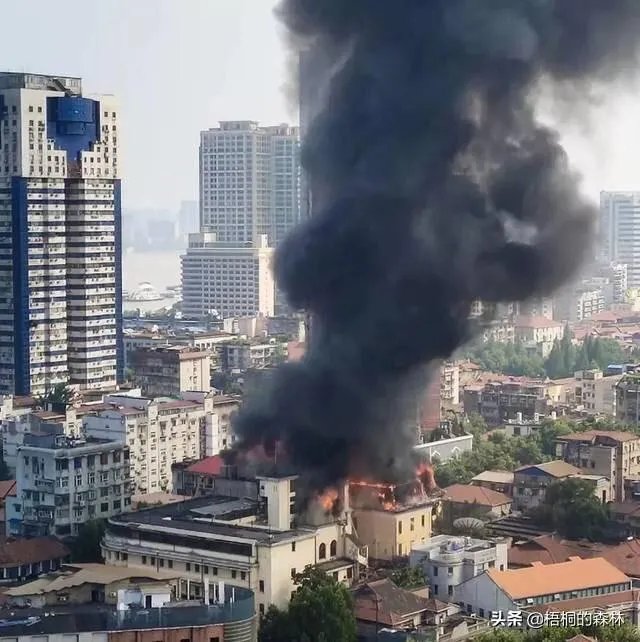 武汉汉口胜利街江汉饭店发生火情,现场明火已被扑灭, 你怎么看?