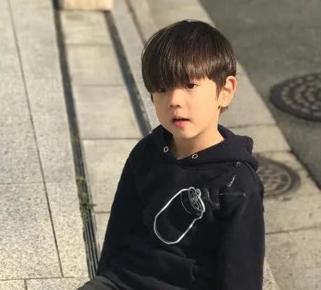 霍思燕儿子嗯哼长大了,单眼皮变成双眼皮,颜值爆表,你觉得帅吗?