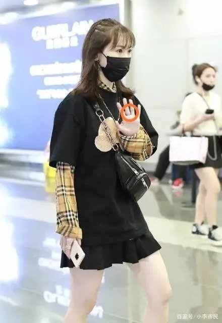 马蓉美腿吸睛现身机场,左手的戒指成为另一个焦点,有新恋情了吗?