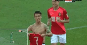 韦世豪脱衣庆祝晒肌肉,有球迷说:没纹身的话打满分,你怎么看?