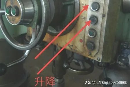 怎样操作万向摇臂钻床(上)?