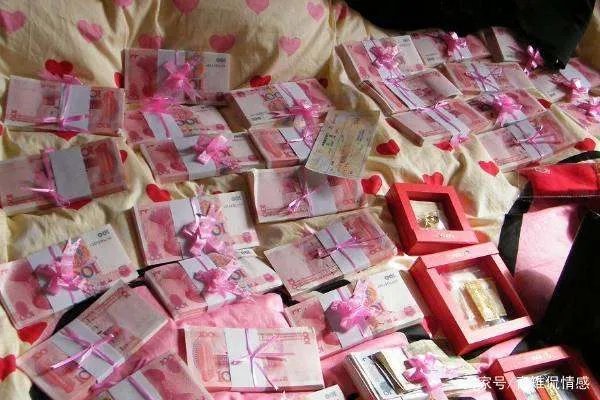 情侣领完证后，说好的彩礼男方却反悔了，女子当场撕了结婚证，你怎么看？