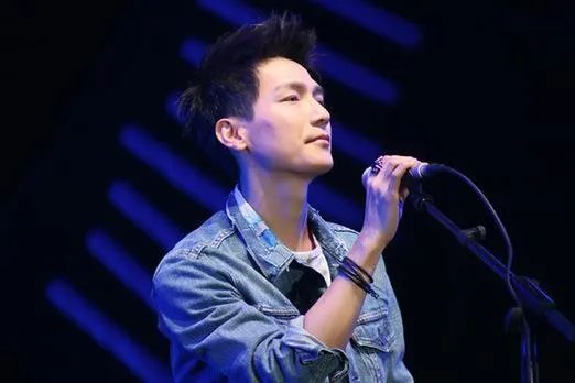 陈楚生近况曝光,从娱乐圈“顶流”到“路人甲”,他到底经历了啥?