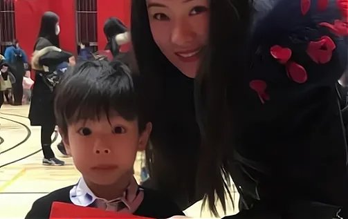 霍思燕儿子嗯哼长大了,单眼皮变成双眼皮,颜值爆表,你觉得帅吗?
