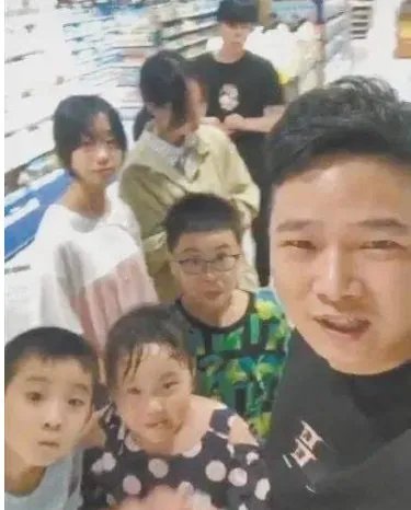 宇宙最强舅舅带16个娃,其每天的开销是否巨大呢?