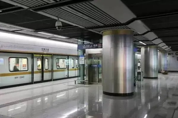 在武汉地铁车厢里,黑衣男子突然抱起女孩往外跑!此男子为何会这么做?