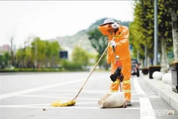 广东深圳环卫工夫妇制止行人丢垃圾遭殴打被赔5000元,你认为环卫工人制止有错吗?